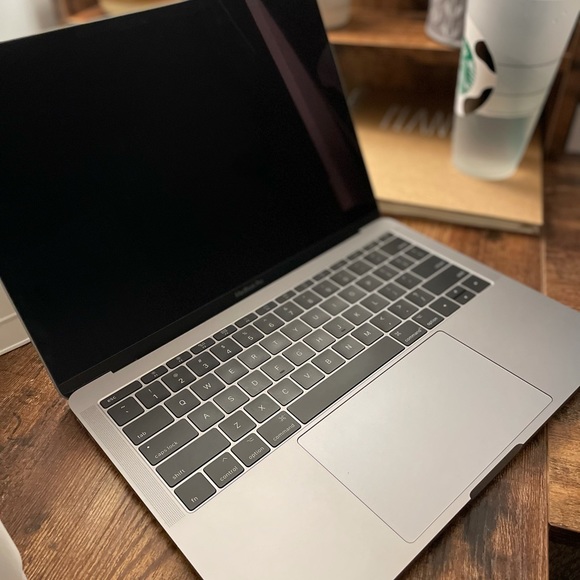 MacBook Pro (Thunderbolt 3) 2017 7th Gen - Picture 3 of 5